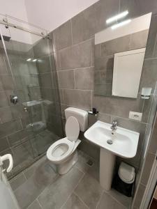 Ein Badezimmer in der Unterkunft InTown Guesthouse Shkoder