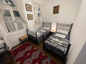Ein Bett oder Betten in einem Zimmer der Unterkunft InTown Guesthouse Shkoder