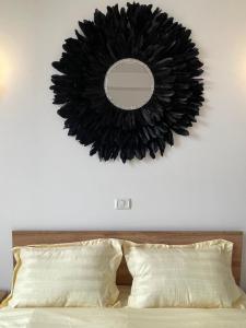 espejo en la pared sobre una cama en NEW Central nr1 Self Checkin OldCity Center Paid Parking with Lift, en Timisoara