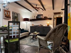 a living room with a couch and a chair at Casa Odélia in Almargem do Bispo