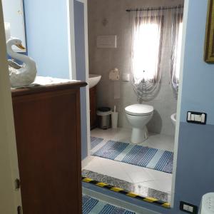 bagno con servizi igienici e lavandino di B&B Villa Giardini Susanna a Gattico