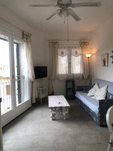 um quarto com uma cama e uma ventoinha de tecto em Alba Chiara Sea View em Santa Teresa Gallura
