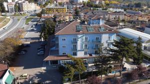 una vista aérea de un edificio de una ciudad en Hotel Azzurro, en LʼAquila