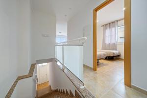 Encantador apartamento en El Delta del Ebro-Apartaments Iaio Kiko في El Lligallo del Gànguil: درج في منزل مع غرفة نوم