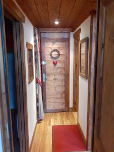 a hallway leading to the front door of a tiny house at Appartement exceptionnel à Valmorel in Valmorel