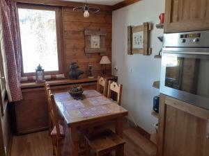 een keuken met een houten tafel en een eetkamer bij Appartement exceptionnel à Valmorel in Valmorel