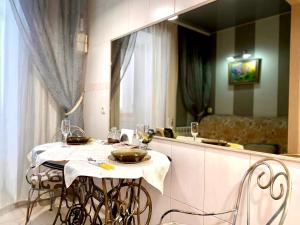 uma mesa com duas cadeiras e um espelho em 1-кімн Французький шик у центрі Полтави ,Корпусний парк em Poltava