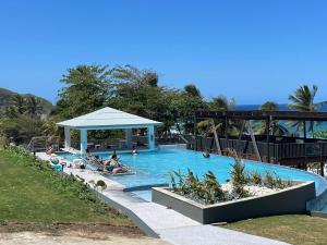 uma piscina com pessoas num resort em Hotel El Guajataca em Quebradillas