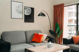 sala de estar con sofá y mesa en Gee homestay en Kota Kinabalu