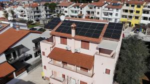 una vista aérea de un edificio con paneles solares en sus tejados en Apartments Zdjelar, en Poreč
