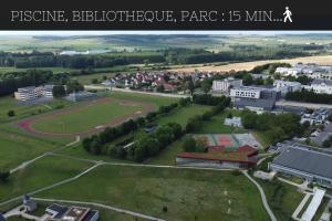 une vue aérienne sur une ville avec un parc dans l'établissement #CosyCorbie Maison à Corbie à 11 minute du centre Amiens, à Corbie