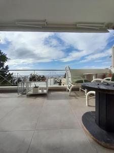 Un balcón con sillas y vistas al océano. en Sea View House Voula en Athens