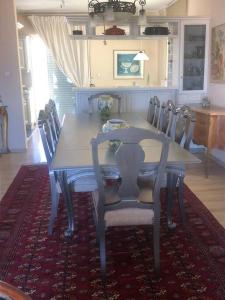 comedor con mesa y sillas en Sea View House Voula en Atenas