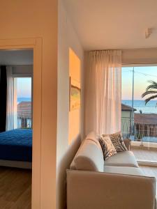 uma sala de estar com um sofá e vista para o oceano em Via Firenze 11 em Follonica