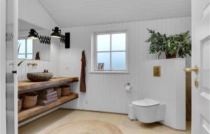 Um banheiro em Awesome Home In Jerup With Wifi