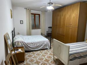 a bedroom with two twin beds and a dresser at Villa vista mare in Maierà