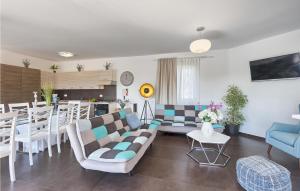 sala de estar con sofá y comedor en Cozy Home In Naselje Muzini With Wifi, en Tomišići