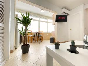 TV a/nebo společenská místnost v ubytování Urban&Vacay! Suite - Torremolinos City Centre