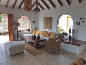 A seating area at Harbour View House Villa