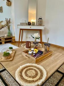 sala de estar con mesa de madera en Le Plessis-Robinson - centre-ville, en Le Plessis-Robinson