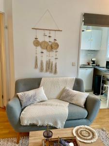 sala de estar con sofá azul en la cocina en Le Plessis-Robinson - centre-ville, en Le Plessis-Robinson
