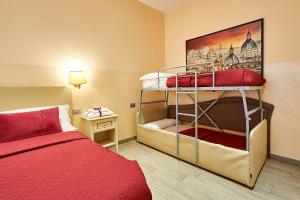 1 dormitorio con 2 literas y 1 cama en Catone Vatican Suites en Roma