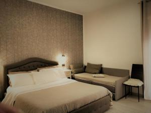 龐貝的住宿－Domus Michaeli B&B Pompei，酒店客房,设有两张床和一张沙发