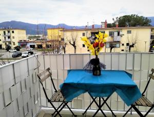 einen Tisch mit einer Blumenvase auf dem Balkon in der Unterkunft Domus Michaeli B&B Pompei in Pompei