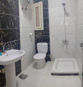 uma casa de banho com um WC e um lavatório em Casablanca Rresort em Hurghada
