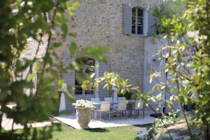 Taman di luar L'élégante Bastide en pierre avec vue sur le vieux village de Mougins