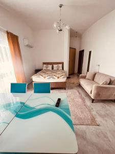 sala de estar con cama y sofá en ALPER BEY HOMES, en Antalya