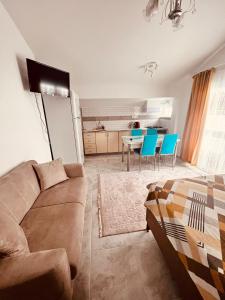 ALPER BEY HOMES في أنطاليا: غرفة معيشة مع أريكة وطاولة مع كراسي