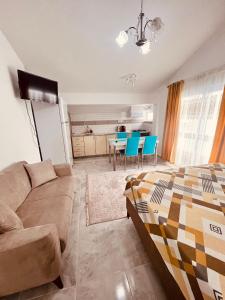 1 dormitorio con cama, sofá y mesa en ALPER BEY HOMES, en Antalya