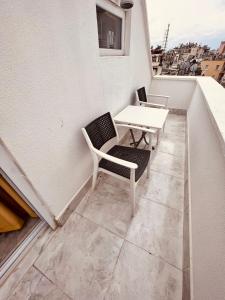 - Balcón con mesa y sillas en un edificio en ALPER BEY HOMES, en Antalya