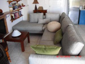 a living room with a couch and a table at gemütliche Villa Mailin priv. Pool schöne Aussicht in Skouloúfia