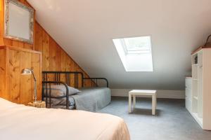 En eller flere senge i et værelse på LA CABANE D'HARMONY ÎLE CHAMBOD 4 chambres