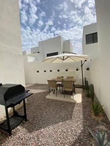 Balcone o terrazza di Beautiful new house with pool club