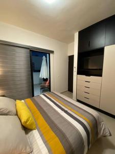 una camera con letto e finestra con cassettiera di Beautiful new house with pool club a Los Bledales