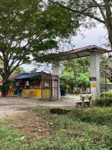 un parque con un banco frente a un edificio en Casa de descanso - Finca Los Primos en San Luis de Cubarral