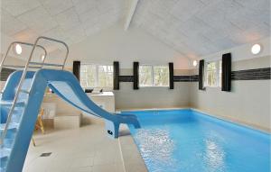ブラーバンドにあるAwesome Home In Blvand With 9 Bedrooms, Wifi And Indoor Swimming Poolの屋内スイミングプール(スライダー付)