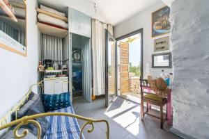 RóziaにあるLoukoum Syros Cycladesのベッドルーム1室(ベッド1台、テーブル付)