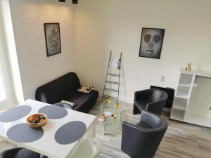 un soggiorno con tavolo e sedie di VITTEL LOC'S - LE 214, classé 3 étoiles OSEZ L'EXPERIENCE a Vittel