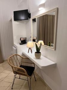 escritorio blanco con silla y espejo en Hotel Chrisoula en Antiparos Town