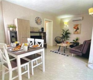 una cucina e un soggiorno con tavolo e sedie di Artdeco Luxury Suites a Korakiaí