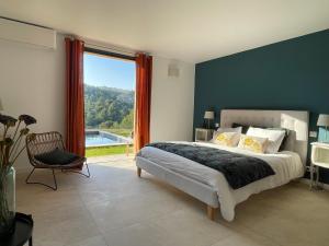 - une chambre avec un grand lit et une grande fenêtre dans l'établissement AQUARIUS IN CASSIS, Chambres d'Hôtes, à Cassis