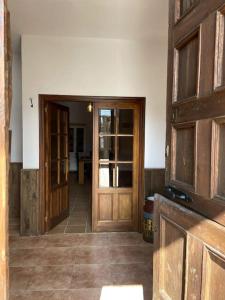 an empty room with wooden doors and a hallway at La Llamera in Ortiguero