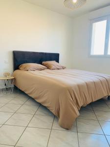 uma cama grande num quarto branco com uma cama grande sidx sidx em Appartement moderne près de Toulouse em Fonsorbes