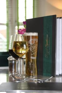 twee glazen bier en een doos wijn bij Royal Sportsman Hotel in Porthmadog