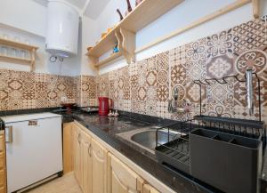 Il comprend une cuisine équipée d'un évier et d'une cuisinière. dans l'établissement Dar BAB HAHA Petite Maison à la Marocaine, à Tanger