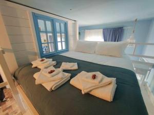 una camera da letto con asciugamani su un letto con finestra di Lecco Lake a Lecco